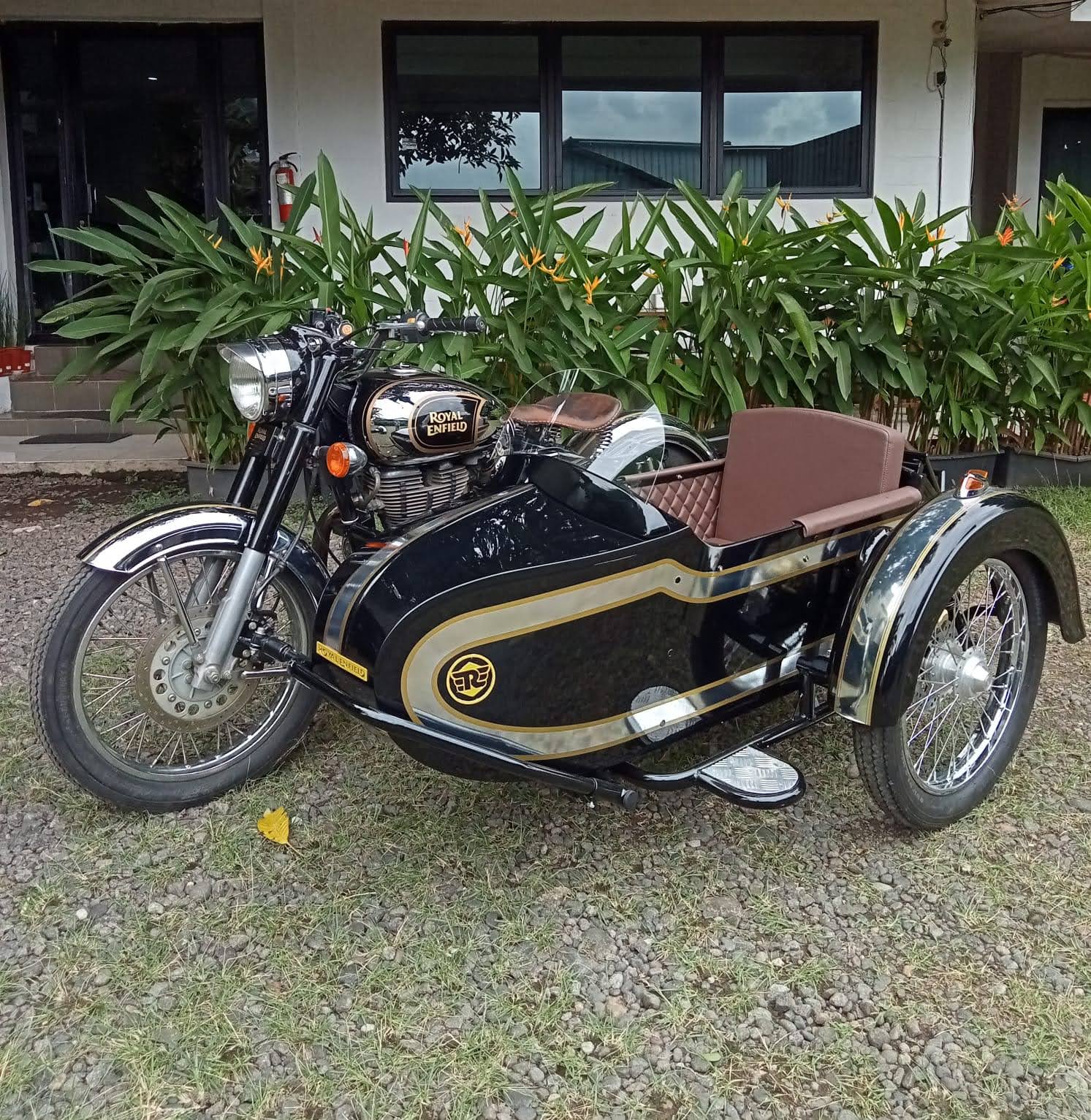Royal Enfield Sidecar – front view with windshield